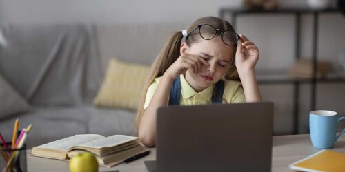 Las clases en línea incrementan el ojo seco en niños