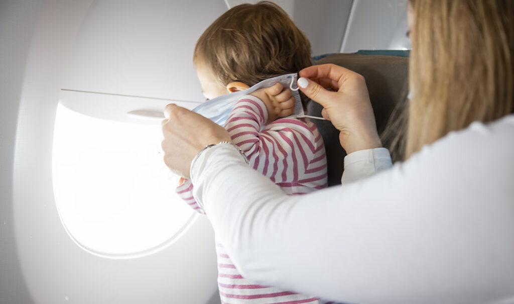 Aerolínea expulsó a una familia porque su hija de dos años no usó cubrebocas