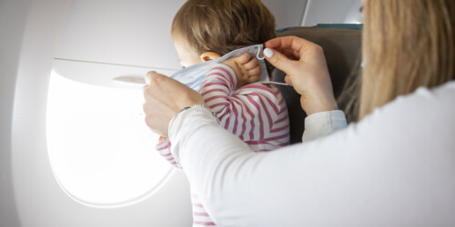 Aerolínea expulsó a una familia porque su hija de dos años no usó cubrebocas