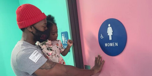 El papá que se hizo viral por llevar a su hija al baño de mujeres