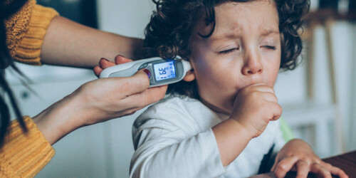 ¿Cómo sé que tengo que ir al doctor por la fiebre de mi bebé?