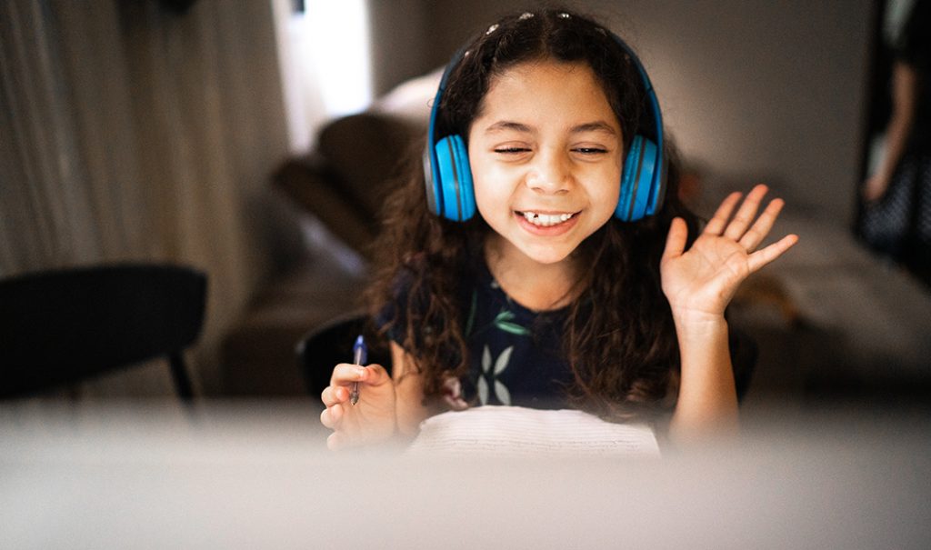 Clases en línea y audífonos: ¿cómo dañan los oídos de nuestros hijos?