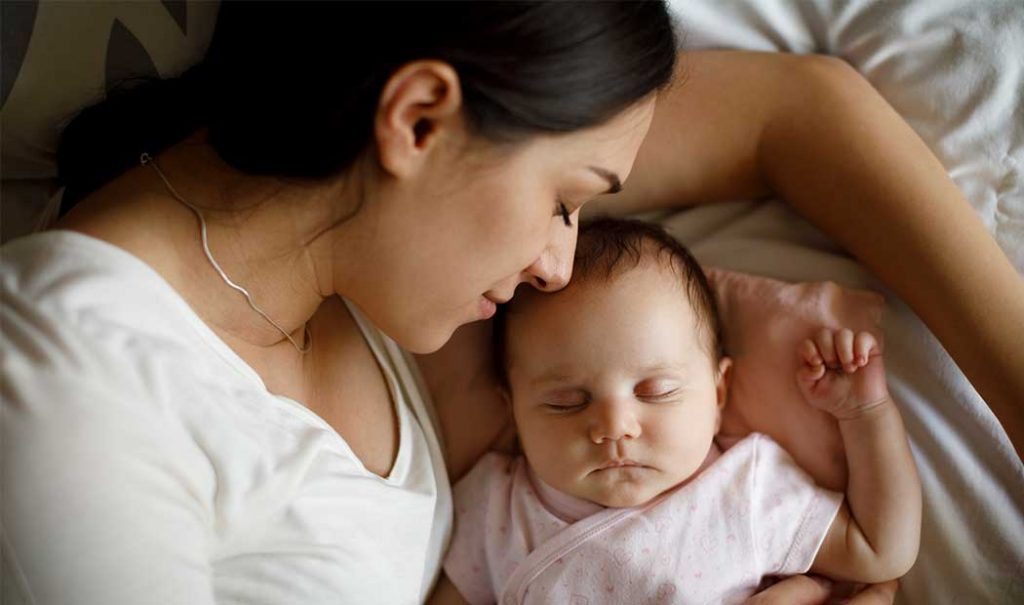 Estudio afirma que mamás solteras duermen más que las que tienen pareja