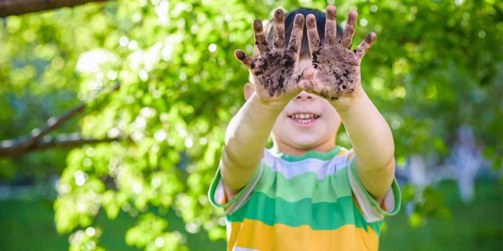 ¿Qué hacer si un niño come tierra?