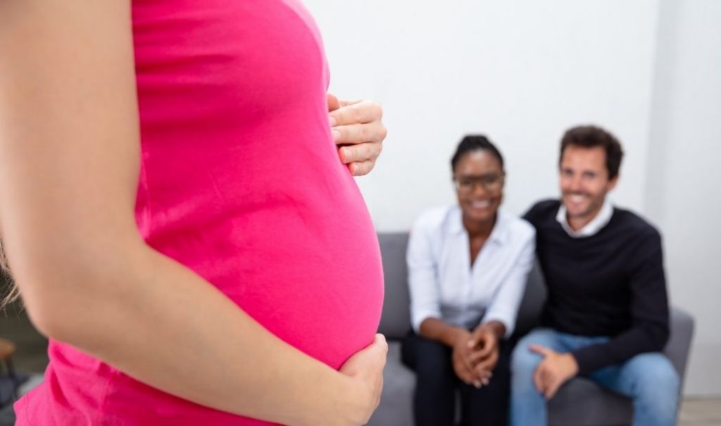 Maternidad subrogada podrá ser cobrada o altruista: Suprema Corte