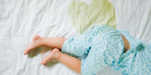 ¿Es normal que mi hijo moje la cama?