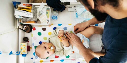 Guarderías afirman que papás deberían pedir permiso a sus hijos para cambiarles el pañal