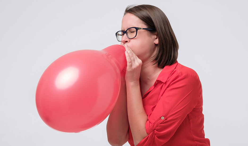 Тест шарик. Женщина надувается. Красный надутый и болит. Hollywood actress blowing Balloon.