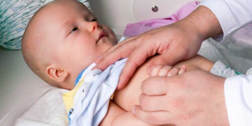 Leche de brujas: ¿Por qué mi bebé tiene leche en su pecho?