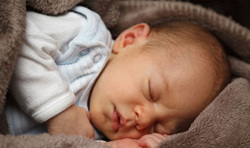 ¿Por qué los bebés sudan tanto cuando duermen?