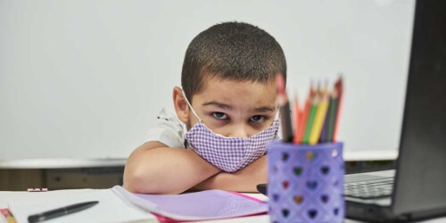 ¿Qué decirle a tu hijo si no regresará a clases presenciales y sus amigos sí?