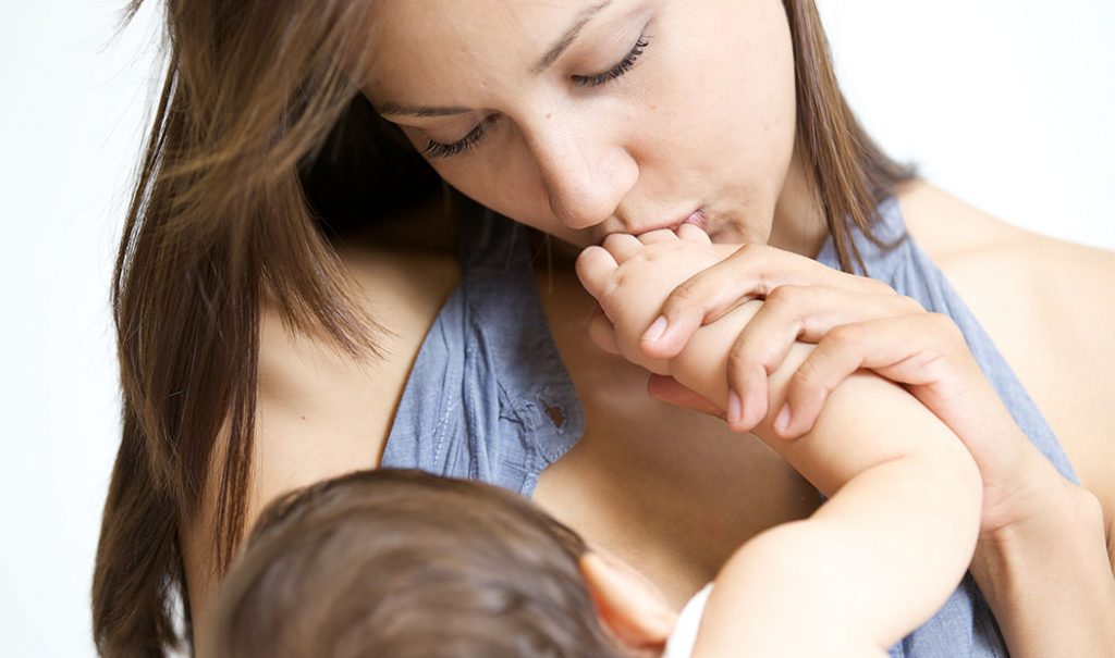 Por qué un bebé pone la mano en tu boca mientras lo amamantas