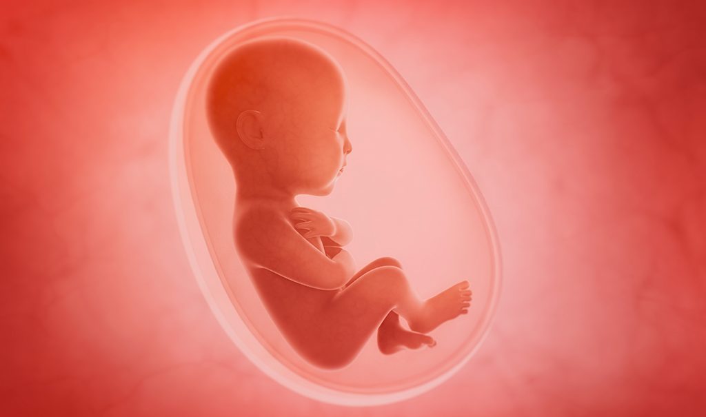 ¿Qué pasa si un recién nacido aspira meconio al nacer?