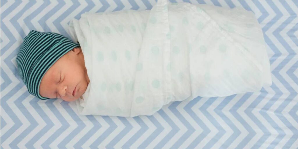 Swaddling tecnica para envolver a los bebes y evitar que lloren