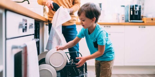 Expertos: Los niños deben hacer quehacer antes de los  4 años