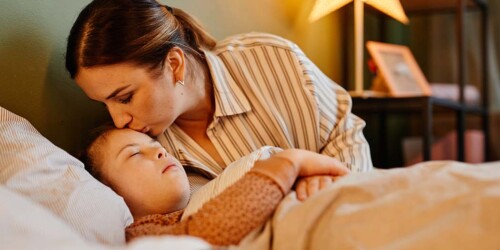 La importancia de darle un “beso de buenas noches” a tus hijos