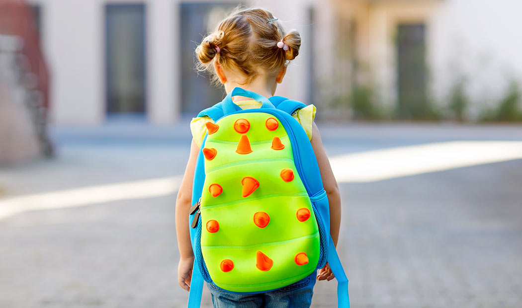 El carrito escolar es mejor para la espalda de los niños que las mochilas