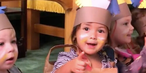 Esta pequeñita recién adoptada no deja de mirar a su mamá en el festival