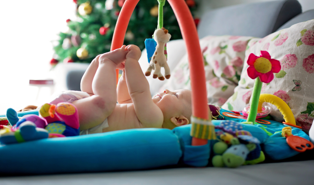 6 juguetes que los bebés de 1 año necesitan para estimular su desarrollo  (no gastes de más), Estilo de Vida Madres
