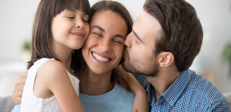 familia fomentando la crianza positiva