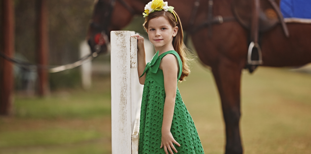 niña con vestido verde marca mayoral