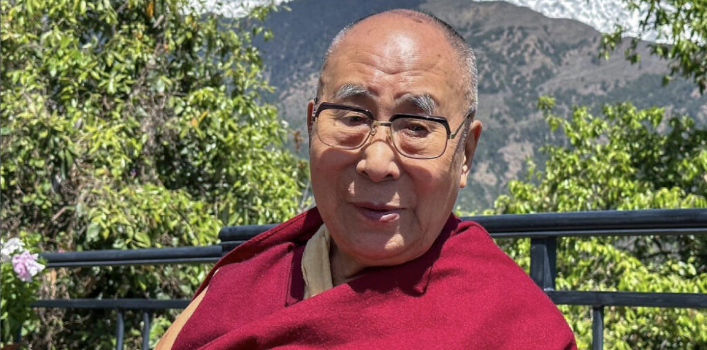 dalai lama besa a niño
