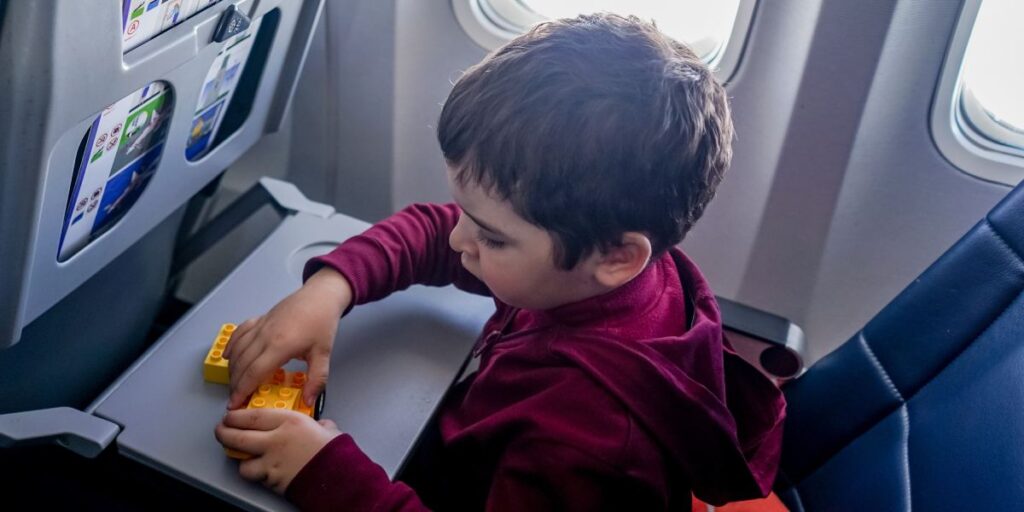 niño en vuelos de avion
