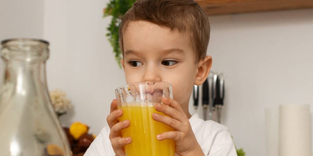 Desayuno para niños ¿acompañado de leche, jugo o agua?
