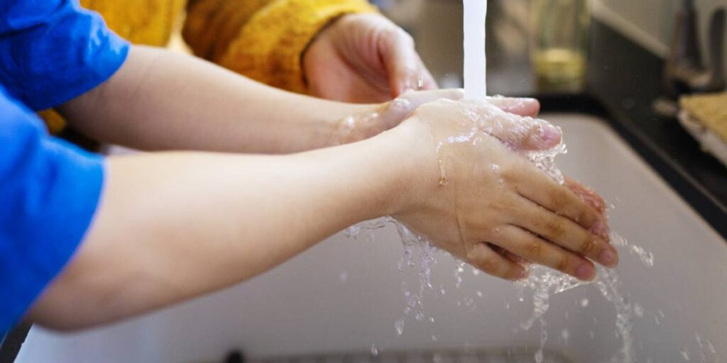 Falta de agua CDMX: cómo enseñarle a un niño a cuidarla