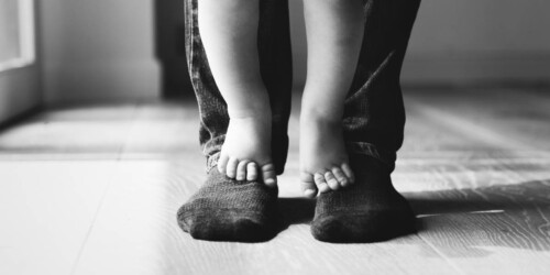 Paternidades invisibles: no cambian pañal, no se involucran… ¿no los dejamos existir?