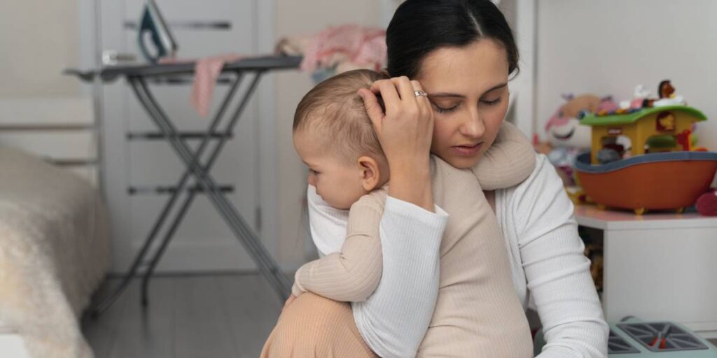 Salud mental materna: una de cada dos mamás pierde su salario