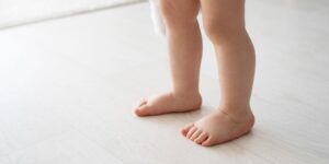 Beneficios de que los niños estén descalzos