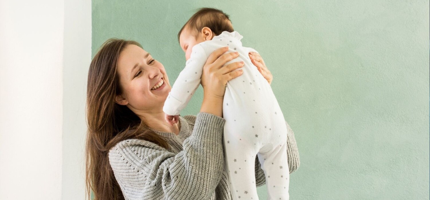como cargar a un bebe