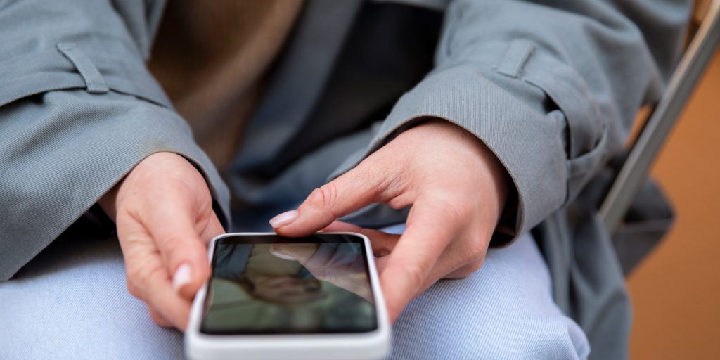 Revisar el celular de tus hijos