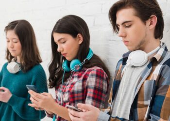 ¿Por qué tu adolescente se la vive en el celular?