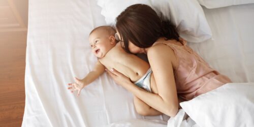 El cuarto propio puede esperar: beneficios del colecho bien hecho