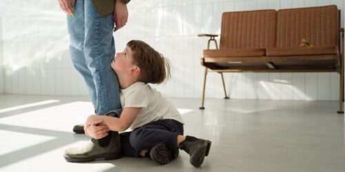 Tu hijo no es malcriado, está abrumado: señales que lo confirman