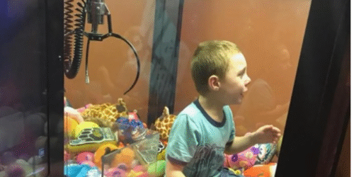 Un niño quedó atrapado en máquina de peluches en Ohio