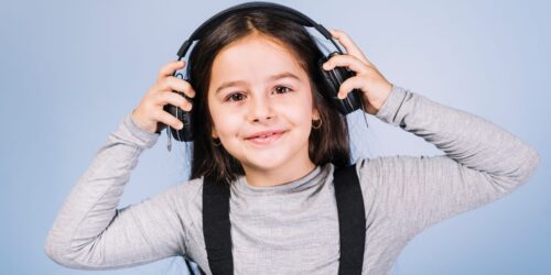¿Los audífonos le están haciendo daño a tu hijo? Aprende a detectarlo