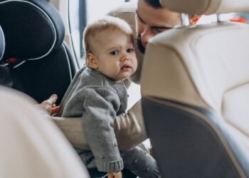 Hábitos para evitar golpes de calor en tu bebé dentro de un coche