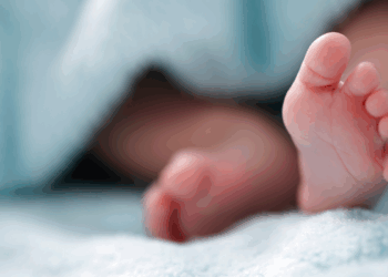 Nace el bebé más viejo del mundo de un embrión congelado