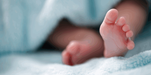 Nace el bebé más viejo del mundo de un embrión congelado