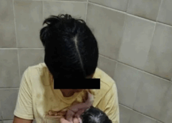Niña de 14 años da a luz en el baño del IMSS
