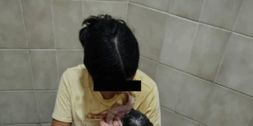 Niña de 14 años da a luz en el baño del IMSS