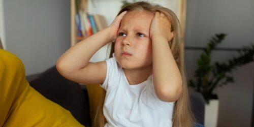 ¿Tu crío tiene rigidez en el cuello? Puede ser meningitis