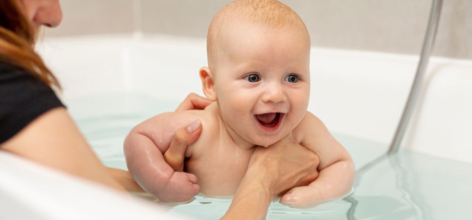 Bañar a tu bebé: clave para su desarrollo cerebral