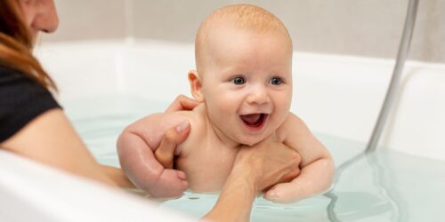 Bañar a tu bebé: clave para su desarrollo cerebral