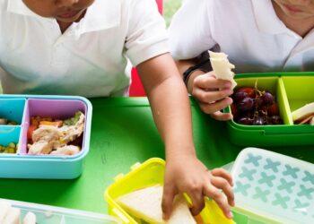 ¿Por qué debes incluir alimentos crujientes en el lunch?