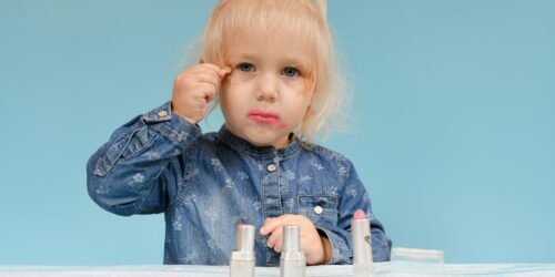 “Mamá, quiero maquillaje»: ¿es juego o riesgo para las niñas?