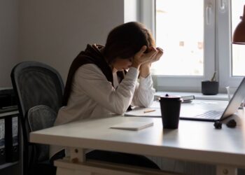 El costo invisible de la depresión posparto en la carrera profesional